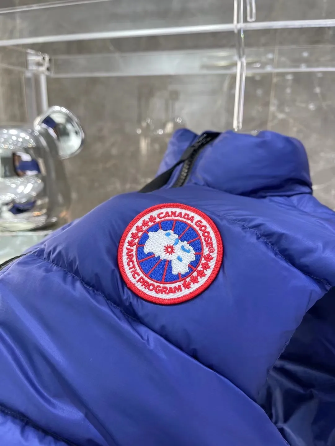 P480 top version Canadian brand vest new model Canada Goose has always been recognized as the warmest down jacket. Various Instagram celebrities, Internet celebrities, and celebrities often wear it for street photos. I make Canada Goose every year, but I still can’t get rid of my love for it. No matter how cold the days are, there is no need to be afraid, because there is! Filled with 90% white duck down, it is the legendary warmest down jacket and is known as a must-have for Arctic outdoor sports! The most popular down jacket in the world, celebrities are rushing to buy it, it is a must-have! Same style for men and women Size: xs ~ xxl